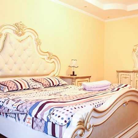 Ferienwohnung Tolebaeva 65 Almaty Exterior foto